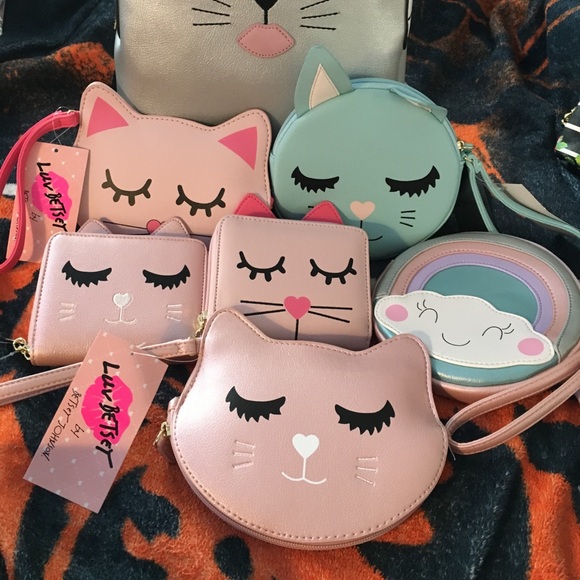 🌈Betsy Johnson Rainbow Wristlet🌈 - Picture 3 of 5